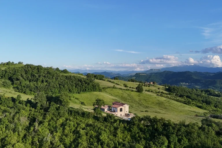 Vista aerea di una villa immersa nella natura per ritiro yoga a Canossa
