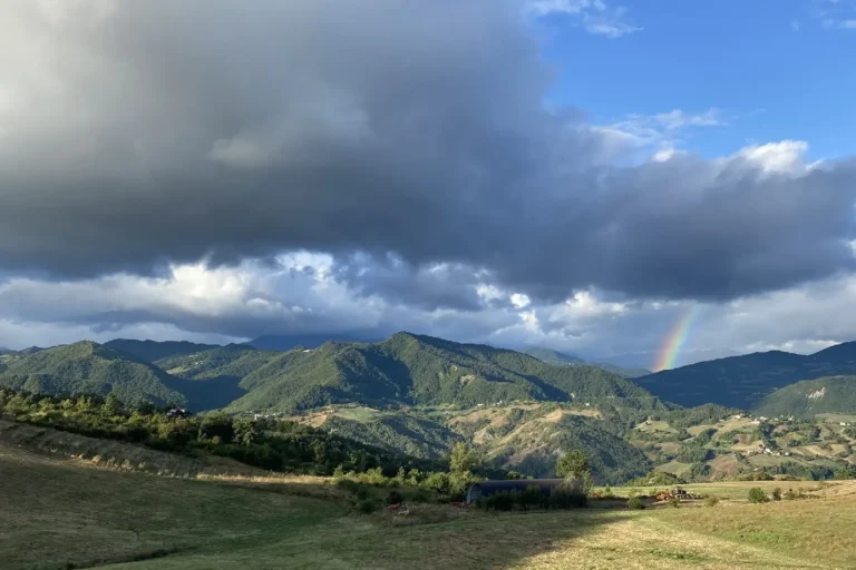Arcobaleno sulle colline vicino a un ritiro yoga a Canossa