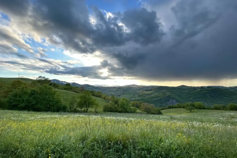 Panorama collinare con cielo nuvoloso nei dintorni di un ritiro yoga a Canossa