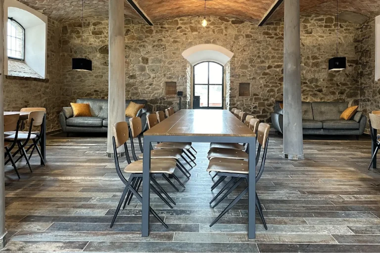 Sala da pranzo con tavolo conviviale in un ritiro yoga in Emilia Romagna