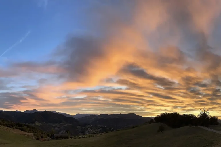 Tramonto sulle colline durante un ritiro yoga a Canossa in Emilia Romagna