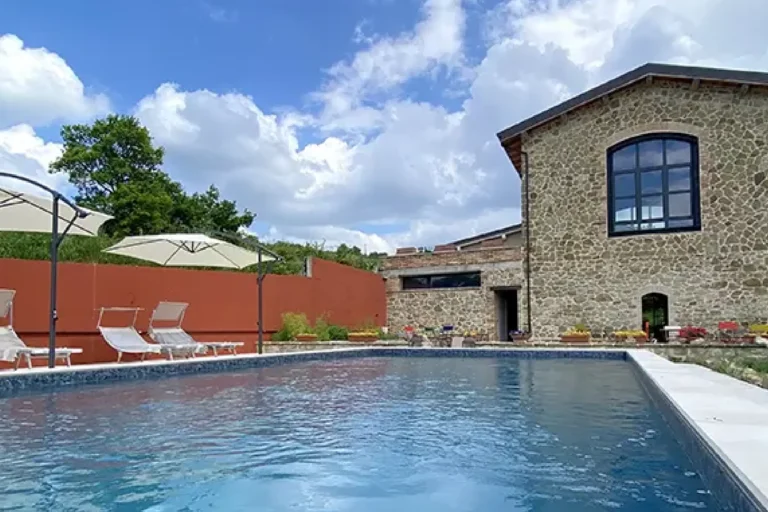 Piscina di una villa per ritiro yoga nelle colline di Canossa
