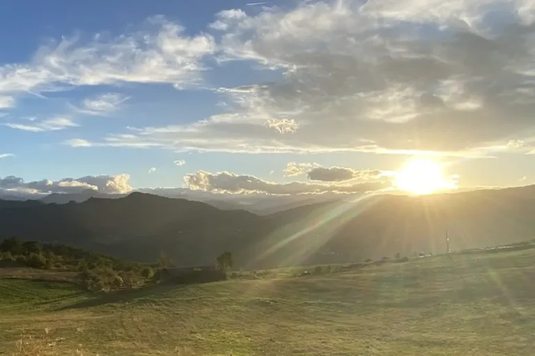 Luce dorata del tramonto sulle montagne durante un ritiro yoga in Italia