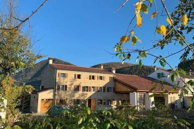 Il casale della Tana del Tasso tra i Colli Euganei a Vo' (PD), visto dal frutteto in autunno